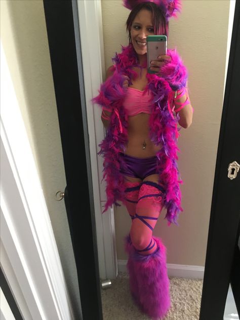 Chesire Cat Costume Aesthetic, Cheshire Cat Rave Outfit, Chester Cat Costume, Chesire Cat Halloween Costumes, Cheshire Cat Outfit Ideas, Chesire Cat Costumes, Chesire Costume, Cheshire Cat Outfit, Cheshire Cat Hat