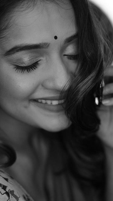 Black And White Saree Photography, Saree Self Portrait Poses, Bindi Aesthetic, Aesthetic Saree Poses, Aesthetic Saree, Hruta Durgule, Saree Poses, Self Portrait Poses, Stylish Photo Pose