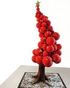 Christmas Crafts Adults, Christmas Tree Homemade, Crafts Outside, Fancy Desserts Presentation, Chocolate Centerpieces, Crafts Adults, Chocolate Display, Cake Shop Design, Christmas Tree Chocolates