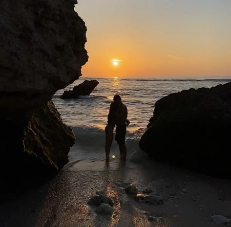 Couple At Sea Aesthetic, Healthy Love Relationship Aesthetic, Beach And Boyfriend, Vision Board Travel With Boyfriend, Kiss On The Beach Aesthetic, Summer Love Aesthetic Beach, Ocean Couple Aesthetic, Maldives Couple Aesthetic, Bali With Boyfriend