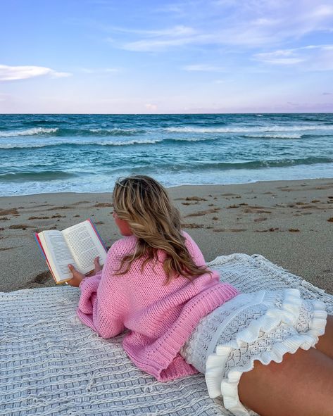 cozy sunsets 🎀🧸🌅 - fall outfit, beach sunset, fall outfits, fall style, pink style, beach girl, sweater weather, pinterest outfit Beach Sweater Outfit, Fall Beach Outfits, Winter Beach Outfit, Photoshoot Fits, Girls Winter Outfits, Beach Mom, Fall Beach, Beach Sweater, Beach Weather