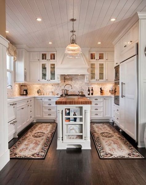 kitchen-carpet-symmetry - Home Decorating Trends - Homedit Traditional Kitchen Interior, Cape Cod Kitchen, Half Bathroom Remodel, Kitchen Interior Design, White Kitchen Design, Classic Home, Chic Kitchen, Shabby Chic Kitchen, Large Kitchen