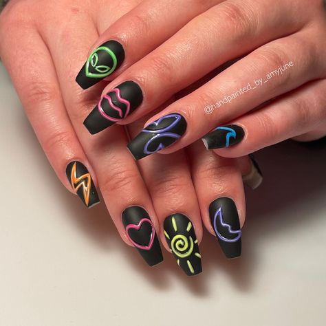 Neon Glow In The Dark Nails, Neon Nails Glow In The Dark, Glow In Dark Nails Art Designs, Glow In Dark Nail Designs, Black Neon Nail Designs, Neon Sign Nails Designs, Neon Light Nail Art, Glow In The Dark Nail Art, Neon Sign Nail Art