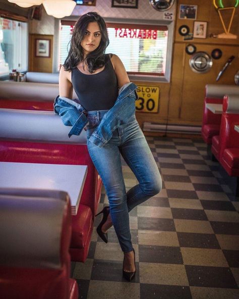 Riverdale 🦸🏾‍♀️ Team Veronica 🥰🥰😍😘 Follow the page for more We need your support ,Target 300 follower #cw #riverdale #cwriverdale #jughead… Veronica Lodge Fashion, Veronica Lodge Riverdale, Veronica Lodge Outfits, Camila Mendes Veronica Lodge, Riverdale Veronica, Riverdale Fashion, Camilla Mendes, Cami Mendes, Camila Mendes