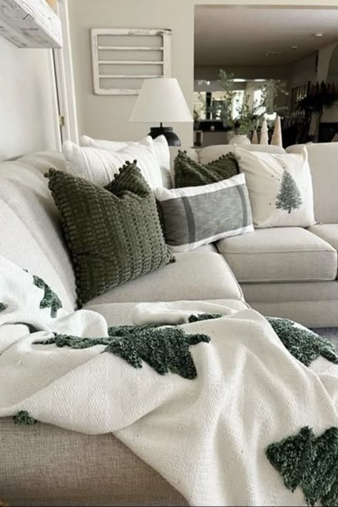 Cozy winter greenery decor for a warm Christmas living room Christmas House Interior Living Rooms, Winter Decor Non Christmas, Green And Beige Christmas Decor, January Home Decor Ideas Living Room, Living Room Winter Decor Ideas, Winter Apartment Decor, Couch Blanket Styling, Green And Cream Christmas Decor, Winter Home Decor Ideas