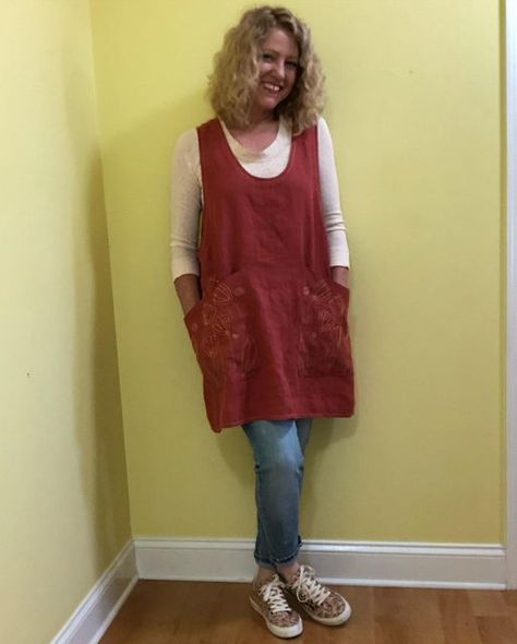 Ruthie on Instagram: "Introducing my Jury Duty Tunic! ☺️☺️☺️ Otherwise known as the #StudioTunic from @SewLiberated 😊 I brought one of the pockets with me for hand stitching during Jury Duty (the judge told us to call it Jury Service 😉) Don’t stress ~ I didn’t stitch when anyone was speaking, but there was a LOT of waiting! 😋 This is a great pattern and would be wonderful for a beginning sewist, as it gives instructions on several different seam finishes. If you swipe, you can see the “muslin Seam Finishes, Sew Liberated, Jury Duty, Tunic Pattern, The Judge, Sewing Basics, Learn To Sew, Pdf Sewing Patterns, Sewing Hacks