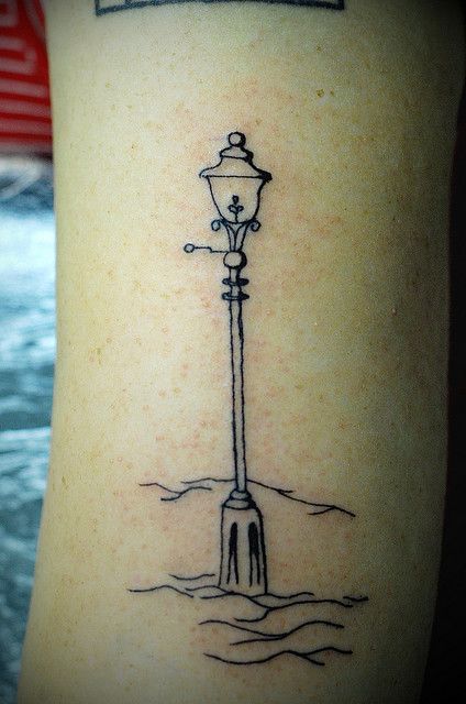 the lamp post. a much simpler narnia tattoo, but I still might want a quote from it instead. Writers Tattoos, Narnia Lamp Post, Lamp Tattoo, Lantern Tattoo, Hp Tattoo, Narnia 3, Body Ideas, Literary Tattoos, Tattoo Leg