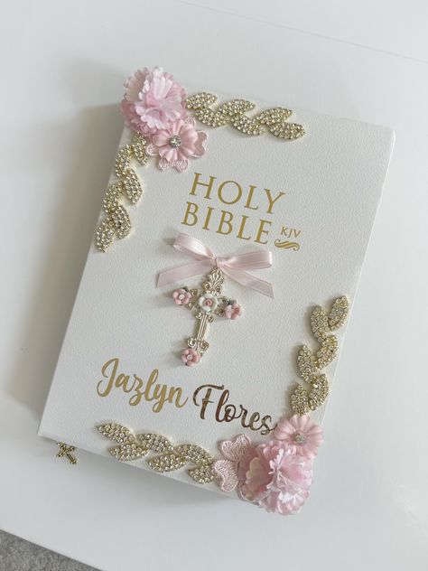 Floral Bible Pink Quince Bible, Christian Quinceanera Ideas, Quince Bible, Light Pink Quinceanera Theme, Catalina Core, Decorated Bible, Quince Decorations Ideas, Altar Catholic, Teen Bible Study