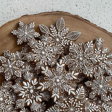 LaurelBakes Cookies & Cakes on Instagram: "It’s gingerbread season and I couldn’t be happier about it! #laurelbakes #santacruzcookies #santacruzca #bayareabaker #bayareacookies #gingerbreadcookies #gingerbreadsnowflakes #cookieart #gingerbread" Christmas Tree Gingerbread Cookies, Gingerbread Cookies Design Ideas, Unique Gingerbread Ideas, Gingerbread Cookies House, Christmas Cookies Display, Gingerbread Snowflake Cookies, Star Gingerbread Cookies, Classic Gingerbread Cookies, Gingerbread Royal Icing Cookies