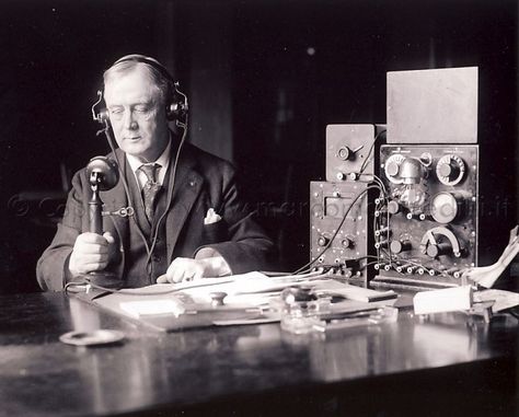 An amateur radio station portrayed in front of a Western Electric upside-down valve transceiver station in voice, demonstrated by the fact that it uses a receiver "loaned" by telephony for microphone... Thus was born the union between radiotelegraphy (TSF) and telephony: the fusion of these two techniques gives rise to Radiophony. #amateurradio #hamradio #station Old Radios, Amateur Radio, Ham Radio, The Union, Radio Station, Choir, Upside Down