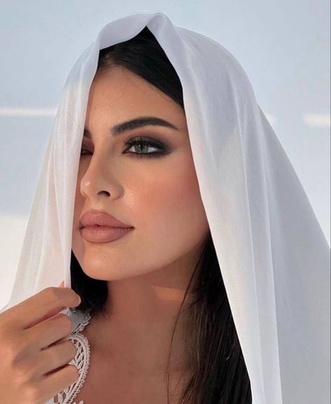 Persian Makeup, Trending Makeup Looks, Middle Eastern Makeup, Trending Makeup, Natural Prom Makeup, Arabic Makeup, Classy Makeup, Arabian Women, Face Shape Hairstyles