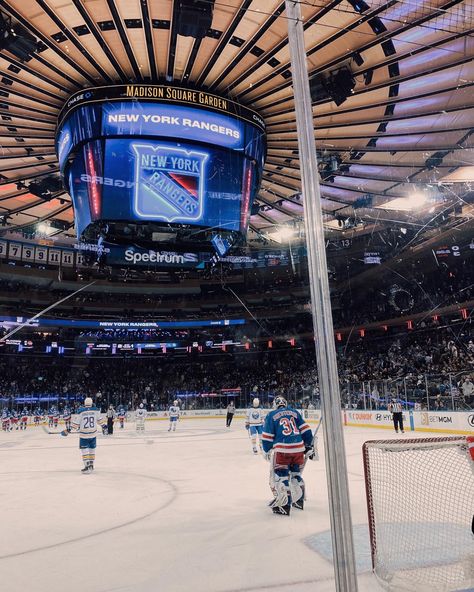 New York Sports Aesthetic, Hockey Practice Aesthetic, Ny Rangers Game Aesthetic, Ice Hockey Aesthetic Girl, Madison Square Garden Aesthetic, New York Rangers Aesthetic, Joey Tribbiani Aesthetic, Matt Leblanc Friends, Ice Hockey Aesthetic