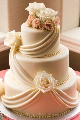 Cake Designs Without Fondant, Cakes Without Fondant, Wedding Cake Simple Elegant, Cakes Elegant, Antique Boutique, Cake With Flowers, Pretty Wedding Cakes, Wedding Cakes Elegant, Fondant Wedding Cakes