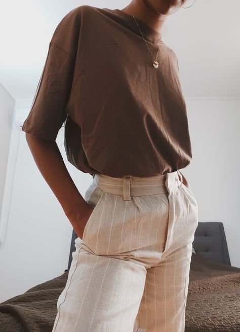 Brown Tshirt Outfit Women, Brown T Shirt Outfit, Brown Tshirt Outfit, Almond Mom, Mom Aesthetic, Tee Shirt Outfit, Autumn Palette, Brown Tee, Tshirt Outfit