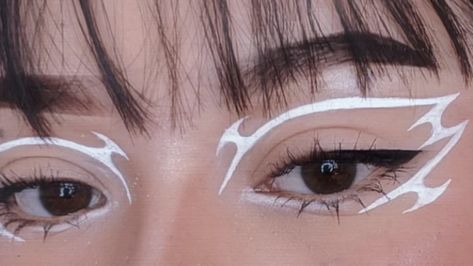 Light Blue Graphic Liner, Cyberpunk Eyeliner, White Graphic Eyeliner, Hippie Makeup, Eyeliner Designs, Graphic Makeup, Graphic Eyeliner, Halloween Makeup Inspiration, White Makeup