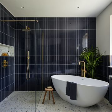 Modern bathroom with navy blue tiles Big Bathroom Design, Navy Blue Tile, Black Bathroom Furniture, Shower Over Bath, Sophisticated Bathroom, Bathroom Design Trends, Transitional Bathroom, Bathroom Design Ideas, Bathroom Color