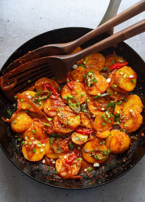 Spicy braised potatoes, or Maeun Gamja Jorim, are a hearty Korean side dish with tender potatoes braised in a flavorful gochujang sauce. Korean Potato Side Dish, Gamja Jorim, Braised Potatoes, Gochujang Sauce, Korean Side Dishes, Dump Meals, Salad Sauce, Potato Side Dishes, Spicy Sauce