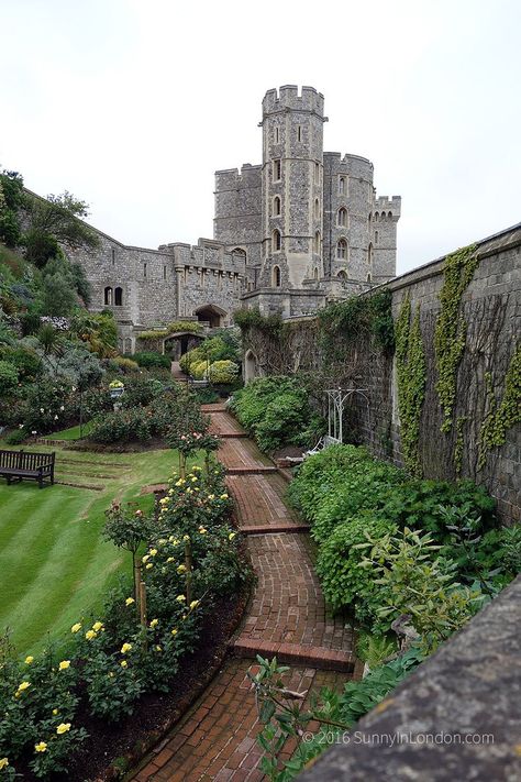 Planning on visiting Windsor Castle? This blog features advice and tips for how to make the most of a day trip from London. Winsor Castle, London Castles, Day Trips From London, Castle Aesthetic, Trip To London, Event Guide, Chateau France, Windsor Castle, Beautiful Castles