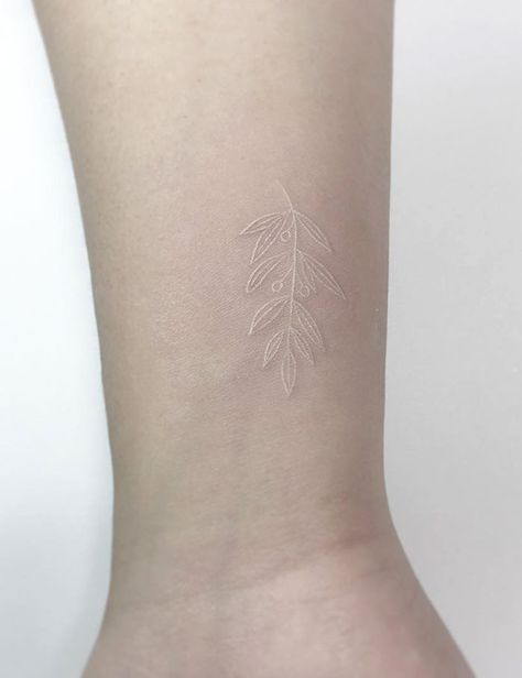 White Finger Tattoos, Botanisches Tattoo, Olive Tattoo, A Small Tattoo, White Ink Tattoo, Tiny Tattoo, Discreet Tattoos, Dainty Tattoos, Subtle Tattoos