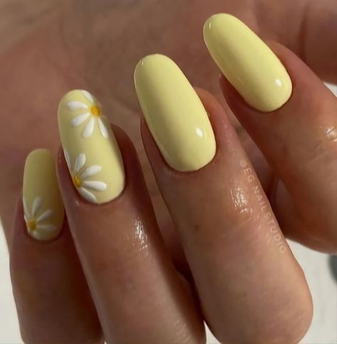 Easter Nail Ideas Yellow, Yellow With Flower Nails, Pastel Yellow Nails With Flower, Yellow Nails White Flower, Buttercup Yellow Nails, Spring Nails 2024 Trends Yellow, Sunshine Nails Summer, Yellow Spring Nail Designs, Simple Summer Nails Yellow