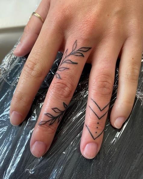 Eucalyptus Finger Tattoo, Small Hand Tattoos For Women Unique, Finger Tats For Women, Leaf Finger Tattoo, Vine Finger Tattoos, Middle Finger Tattoos, Small Finger Tattoos, Finger Tattoo For Women, Finger Tats