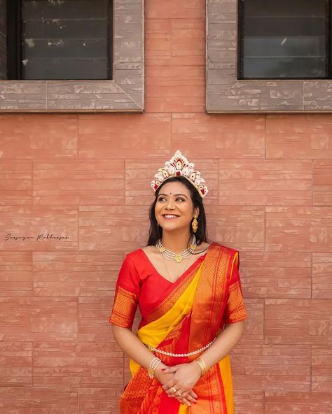 Bengali Bridal Saree, Bengali Bridal Look, Bridal Saree Designs, Bride Fashion Photography, Haldi Photoshoot, Green Blouse Designs, Best Indian Wedding Dresses, Indian Bride Poses, Indian Wedding Poses