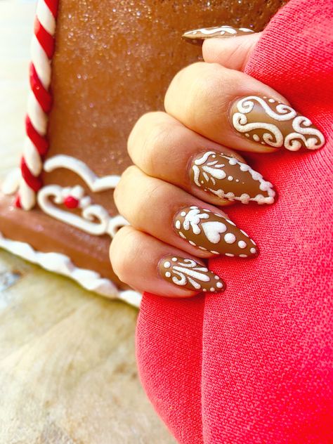 Cute nail art if brown matte nails to look like gingerbread with the nail design in white, puffy, icing in cute gingerbread cookie designs like swirls, loops, hearts and dots to edge and decorate each nail! Gingerbread Nails, Cute Nail Polish, Icing Design, Festive Nail Art, Xmas 2024, Cute Christmas Nails, Twinkle Toes, Holiday Nail Art, Christmas Nails Acrylic