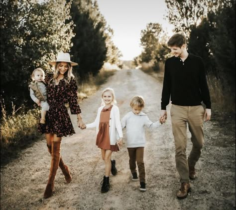 Wardrobe Ideas For Fall Family Pictures, Fall Photoshoot Family, Fall Family Outfits, Family Portrait Outfits, Family Photo Colors, Big Family Photos, Fam Pics, Cute Family Photos, Family Photoshoot Poses