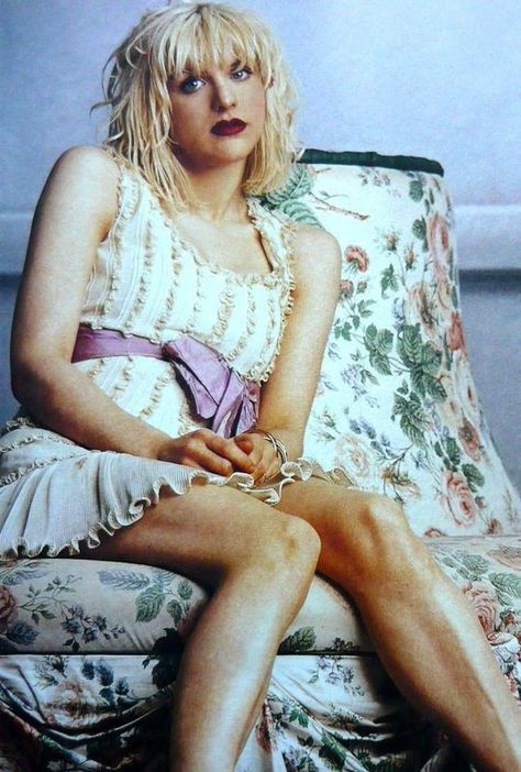 Kinderwhore|Courtney Love☁ Courtney Love 90s, Victoria Paris, Courtney Love Hole, Kurt And Courtney, Elvis Costello, Shannen Doherty, Riot Grrrl, Courtney Love, Bohol