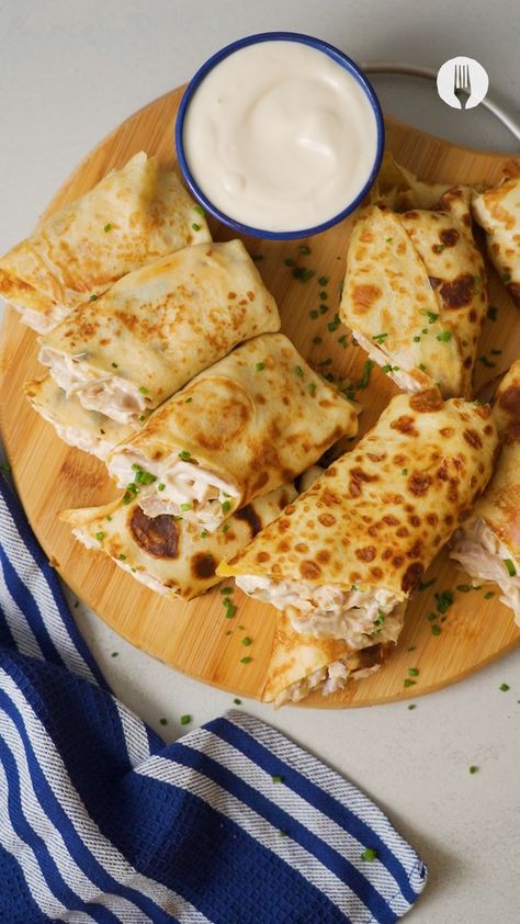 Treat yourself to a stack of pancake perfection topped with savoury chicken and creamy mayo with these Hacky Chicken-Mayo Pancakes 🥞🍗 Chicken Mayo, Entertaining Dishes, Homemade Cookbook, Party Snack Food, South African Food, Savory Pancakes, Pancake Stack, Savory Meals, Light Meals