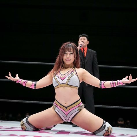 Japanese Female Wrestling, Japanese Wrestling Women, Maika Stardom, Wrestling Pose, Dp Inspiration, Mina Shirakawa, Movement Poses, Woman Wrestler, Perspective Shots