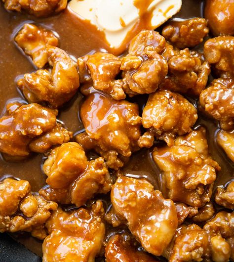 You won't believe how easy it is to make the most incredible salted caramel chicken! Carmelized Chicken Recipes, Caramel Chicken Recipe, Roast Dinner Sides, Caramel Chicken, Pretzel Chicken, Honey Butter Chicken, Salted Caramel Pretzels, Roast Dinner, Tex Mex Recipes