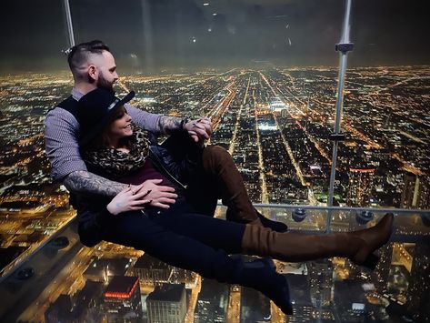 Me and the hubs went to Chicago for his first time and the skydeck was and is a must for everyone visiting! Make sure you get the fast pass to skip two long lines! Yes TWO! Also, just a heads up you only get 60 second (90 if you�’re in a group with 4 or more) but you do get to get back in line as many times as you want! The fast pass will come in handy for that as well! #couples #willistower #fastpass #love #Chicago #couple #style #skydeck #skydeckchiacgo Sky Deck Chicago Pictures, Skydeck Chicago Poses, Chicago Couple Pictures, Skydeck Chicago Pictures, Chicago Photoshoot, Spring Nyc, Skydeck Chicago, Chicago Trip, Nyc Photos