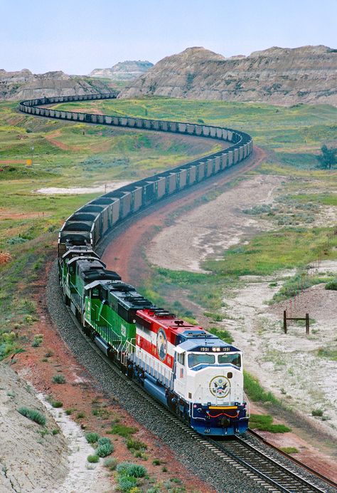 An eastbound Burlington Northern coal train snakes through the curves at Sully Springs, North Dakota, on June 29, 1994. The train is led by specially-painted SD60M No. 1991 to honor U.S. troops serving in Operation Desert Storm in the Gulf War. A large seal of the United States graced the mostly white front of the locomotive. Happy Fourth of July, everyone! Coal Train, Bnsf Railway, Burlington Northern, Railroad Photography, Train Photography, Old Trains, Train Pictures, Train Engines, Train Journey