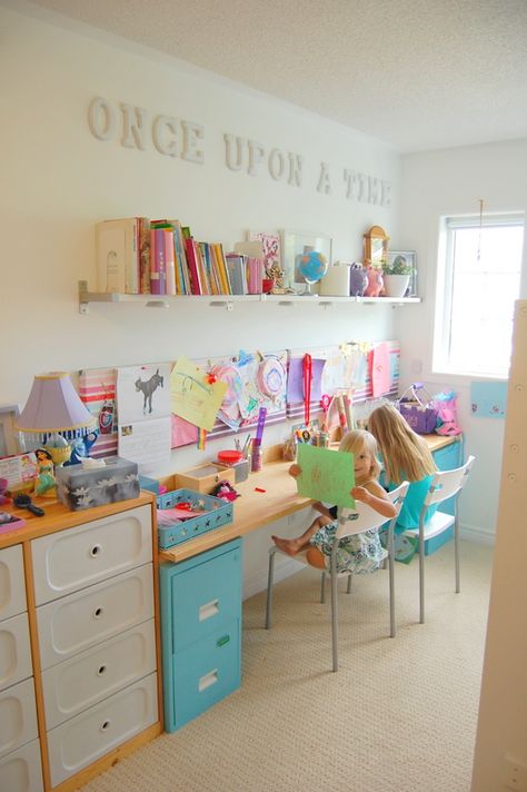 10 beautiful organized art stations for kids: Includes 10 different ideas for art tables and art supply storage Art Supplies Storage, Long Desk, Girls Playroom, Kids Art Supplies, Art Desk, Toy Rooms, Big Girl Rooms, Art Table, Small Apartment