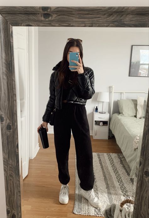 Black Sweatpants Outfit Winter, Black Starbucks Cup, Sweatpants Outfits Winter, Black Sweatpants Outfit, Black Starbucks, Joggers Outfit Women, Zara 2022, Sneakers Zara, Women Gift Ideas