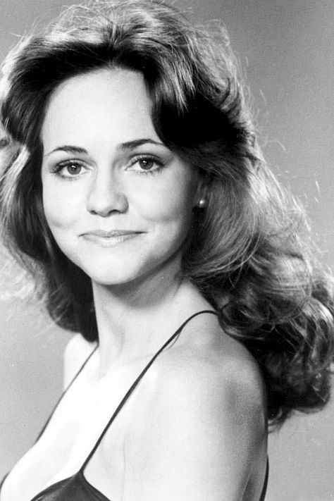 Sally Field Who could forget the lovely brunette that co-starred in the famous film Smokey and The Bandit with the legendary Burt Reynolds. Sally Field started as a TV actress in the early 60’s, appearing in the famous Gidget series. With her big, radiant smile, Field didn’t hesitate to show her range as an actress going from comedic roles to very serious dramatic roles. Her natural beauty earned her a spot on many, many reputable lists of Hollywood’s most beautiful leading ladies. Sally Fields, Sally Field, Smokey And The Bandit, Steel Magnolias, Burt Reynolds, Cinema Photography, Strong Bones, Actrices Hollywood, Football Helmet