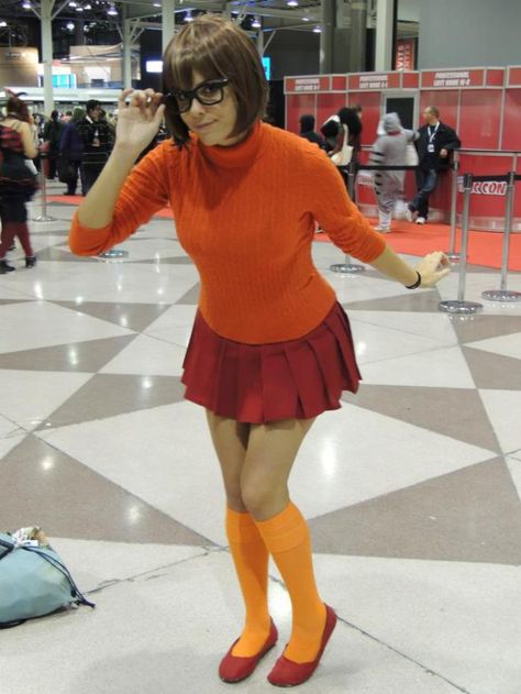 Velma Cosplay! Velma Costume, Diy Fantasia, Red Hair Halloween Costumes, Scooby Doo Costumes, Velma Cosplay, Halloween Costumes To Make, Diy Kostüm, College Halloween, Diy Halloween Costume