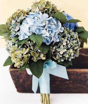 Simple Dried Flower Bouquet, Blue Hydrangea Bouquet, Average Wedding Costs, Hydrangea Bouquet Wedding, Hydrangea Bouquet, Hydrangeas Wedding, Blue Wedding Flowers, Diy Wedding Bouquet, Bouquet Ideas