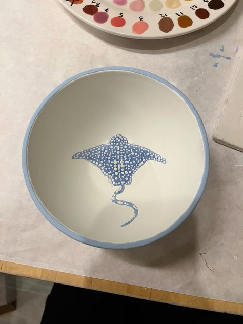 Shell Pottery Painting, Ocean Themed Pottery Painting, Ceramic Plates Art, Cute Pottery, Pottery Painting Ideas, Art Hobby, Sip And Paint, Pottery Painting Designs, Pottery Plate