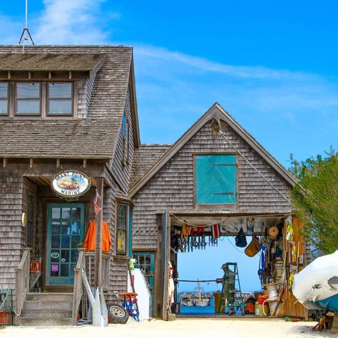 Hawaiian Surf Shack, Outer Banks House Aesthetic, Surf Town Aesthetic, Beach Houses Aesthetic, Vintage Beach House Aesthetic, Surf House Aesthetic, Old Beach House Aesthetic, Beach Shack Aesthetic, Outer Banks House