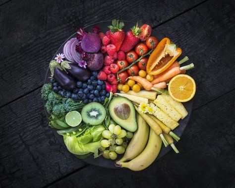 multicoloured fruit and vegetables in a black bowl on a burnt surface Foods For Heart Health, Inflammation Diet, Heart Healthy Diet, Fruit And Vegetable Storage, Black Bowl, Processed Meat, Heart Healthy Recipes, Good Mental Health, Foods To Eat