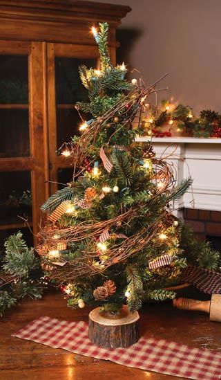 Deck the Halls: Ideas for Prim Decorating | Old Village Paint Christmas Deck Decor, Country Christmas Tree Ideas, Country Christmas Tree, Country Decorations, Primitive Tree, Primitive Christmas Tree, Primitive Country Christmas, Country Christmas Trees, Primitive Christmas Decor