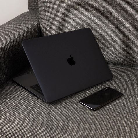 8,055 Me gusta, 20 comentarios - Apple Design Hub (@appledesignhub) en Instagram: "Black ���🏴 From @hyperlax" Class Aesthetic, Miami Mansion, Apple Laptop Macbook, Black Mac, Latest Tech Gadgets, Pretty Phone Cases, Apple Laptop, Monochrome Fashion, Apple Design