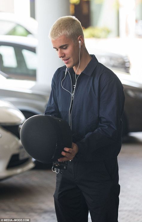 His black motorbike helmet matched his black dress pants and the aesthetic of the motorbik... Justin Bieber Blonde, Justin Bieber Style, Justin Bieber Wallpaper, I Love Justin Bieber, Love Justin Bieber, Corte De Cabelo Masculino, Buzz Cut, Platinum Blonde, Fav Celebs