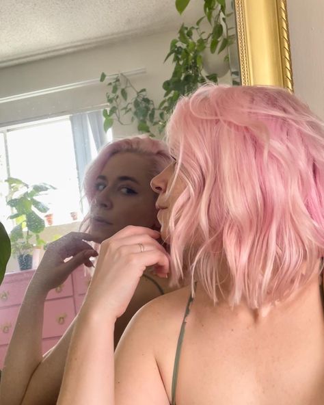 Bubblegum Pink Hair Short, Bubble Gum Pink Hair, Pink Wavy Hair, Fun Hair Colors, Bubblegum Pink Hair, Pink Short Hair, Baby Pink Hair, Shoulder Length Layered Hair, Pink Bob