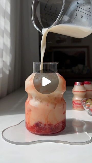 cindy's homecafe on Instagram: "strawberry yakult milk 🍓🥛✨  I've posted this recipe awhile back, but it's one of my favorite ways to drink yakult! mango + yakult is also up there 🥭✨  ingredients: 〰️ strawberries  〰️ yakult 〰️ milk" Yakult Mocktails, Yakult Benefits, Yakult Aesthetic, Yakult Drink Recipe, Drinks With Yakult, Fruit Juice, Strawberries, Juice, Mango