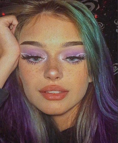 Laura Ncff, Purple Time, 90s Grunge Hair, Indie Makeup, Tiktok Aesthetic, Graphic Makeup, Alternative Makeup, Unique Makeup, Edgy Makeup