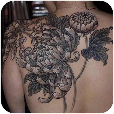 Crysthanamum Tattoo, Spontaneous Tattoo, Tattoo Son, Black Art Tattoo, Chrysanthemum Tattoo, Saved Tattoo, Tattoo Trend, Inspiration Tattoos, Popular Tattoos