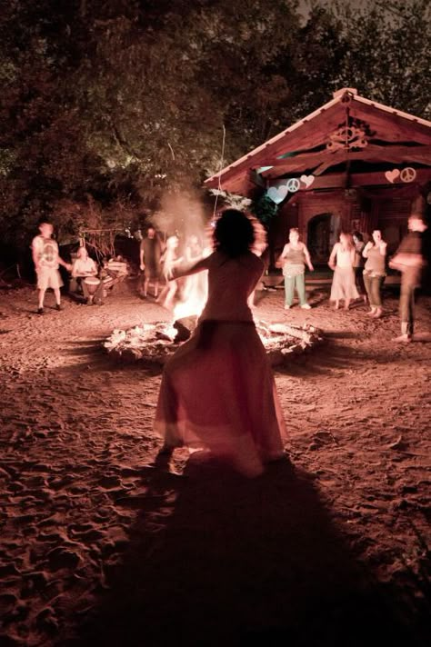 late night Drum circle dancing and bonfire Circle Dancing, Morgana Le Fay, Drum Circle, Hippie Lifestyle, She Wolf, Hippie Love, Hippie Life, Wild Woman, Flower Child